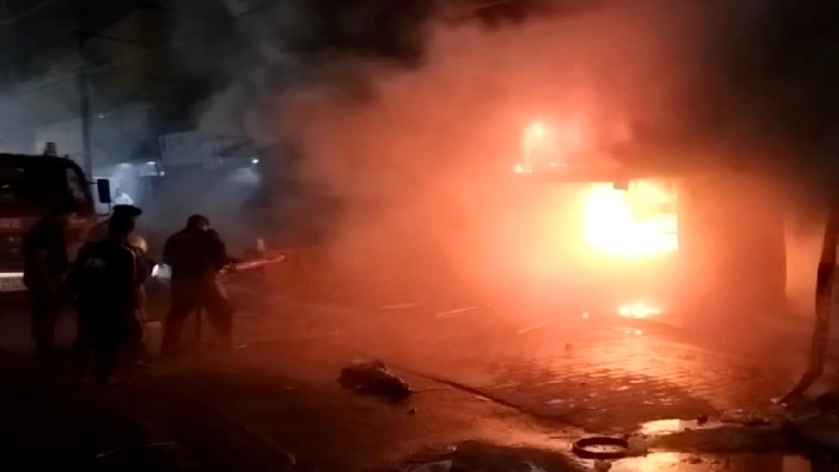 रुड़की: स्पेयर पार्ट्स की दुकान में भीषण आग, लाखों का सामान जलकर राख