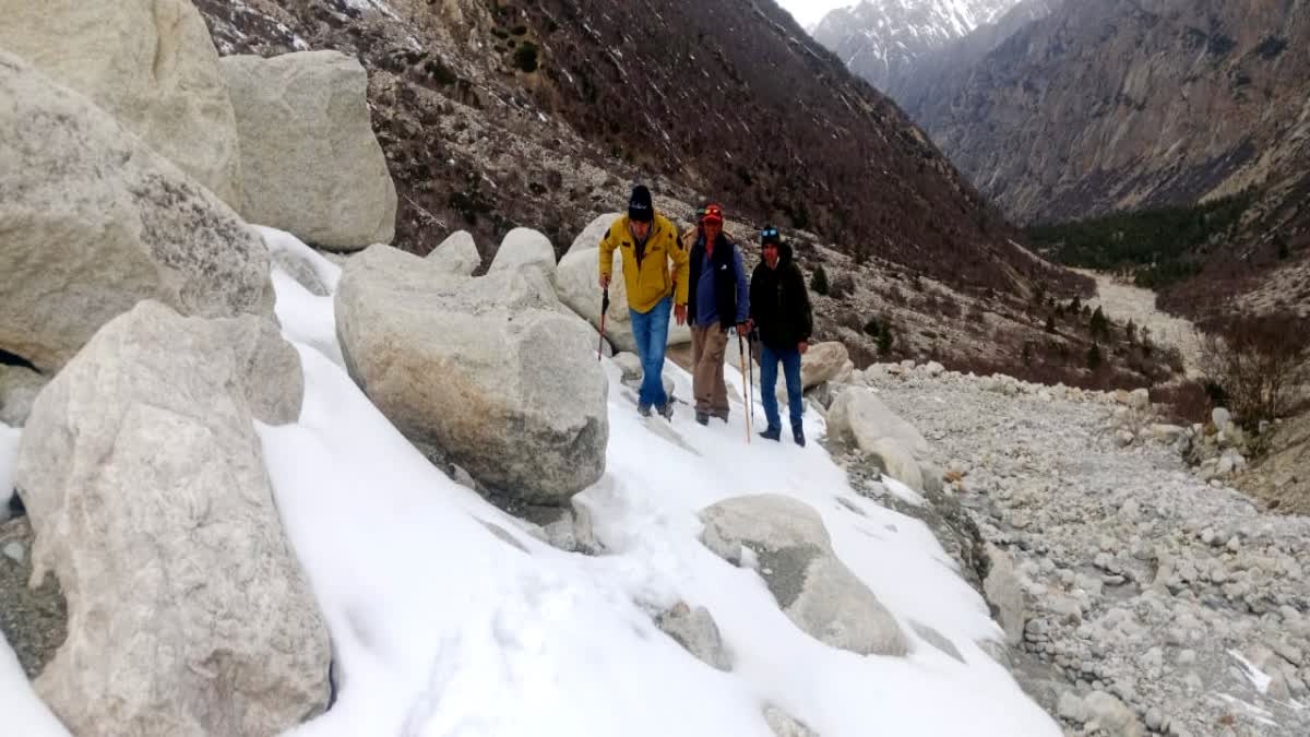 उत्तरकाशी: भारी बर्फबारी के चलते गौमुख ट्रैक बंद, निरीक्षण टीम 11 किमी से लौटी