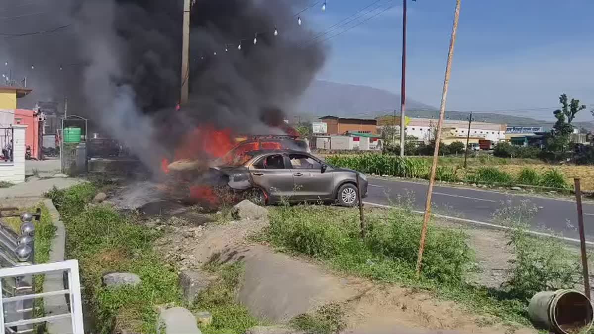 विकासनगर: बारात के पटाखों से लगी आग, वेंडिंग प्वाइंट के बाहर खड़ी कारें जलकर राख