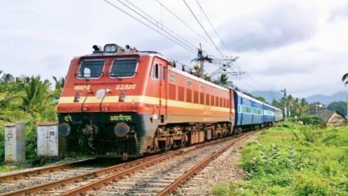 नंदा देवी एक्सप्रेस में लूट की कोशिश नाकाम: देवबंद के पास हथियारबंद बदमाश ट्रेन में घुसने में विफल