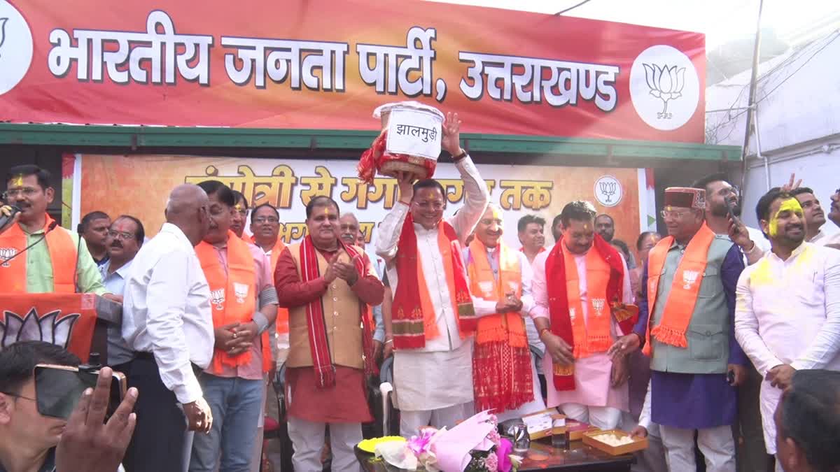 देहरादून में जश्न का माहौल: पश्चिम बंगाल जीत पर BJP कार्यकर्ताओं ने मनाया उत्सव, CM धामी ने खिलाई झालमुड़ी