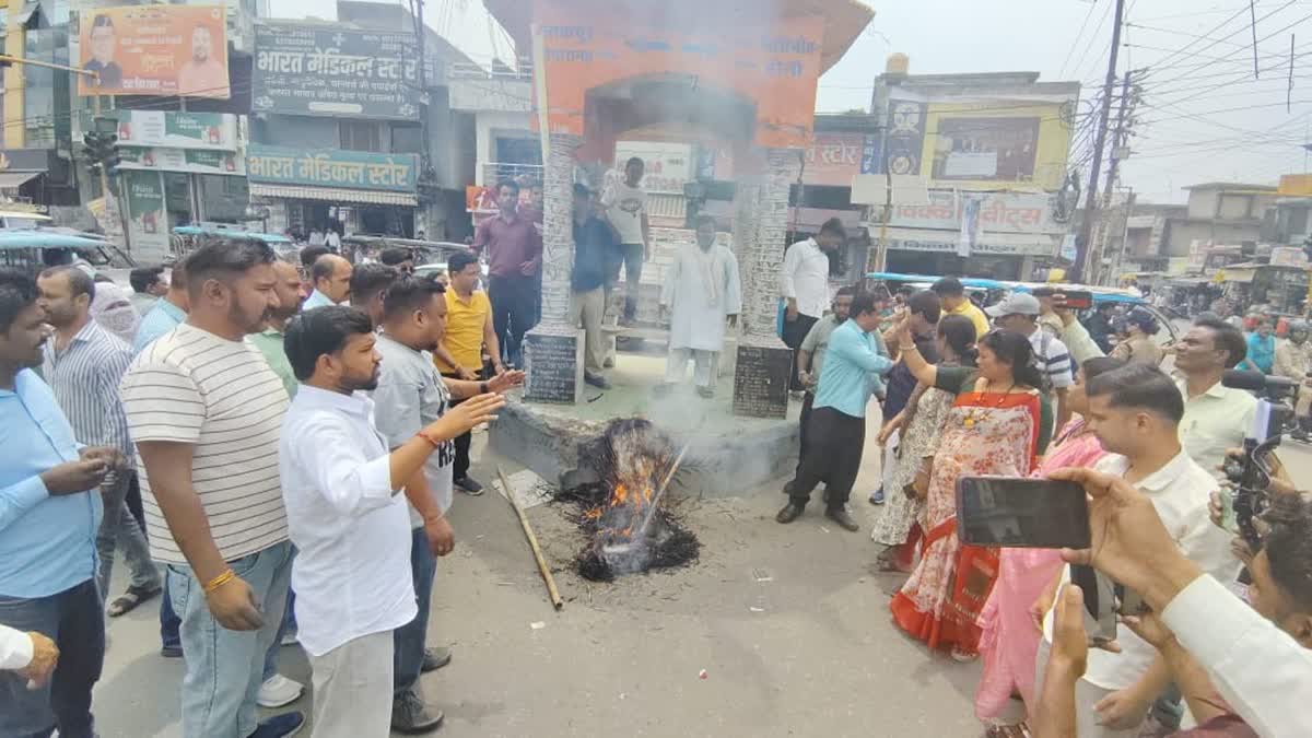 चंपावत दुष्कर्म कांड पर सियासी घमासान: खटीमा में सीएम धामी का पुतला फूंका, कांग्रेस का उग्र प्रदर्शन