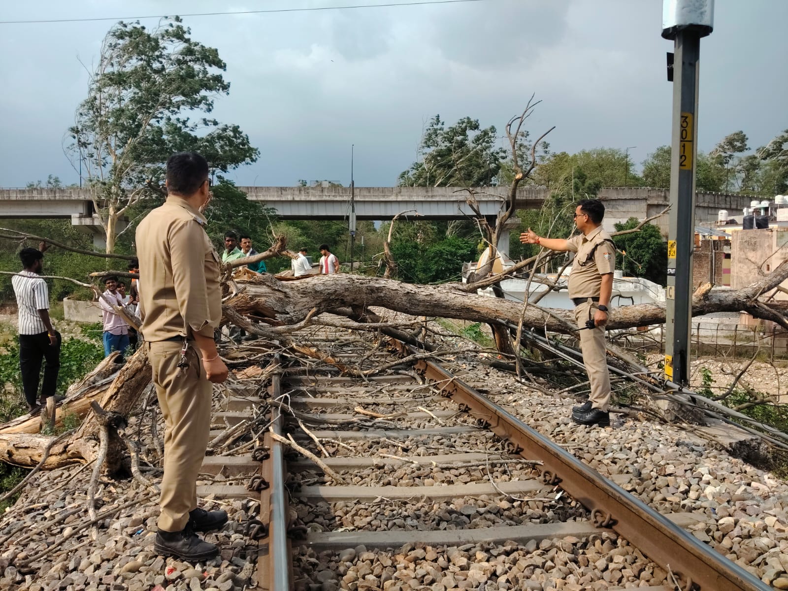 हरिद्वार में आंधी-तूफान का कहर: रेलवे ट्रैक पर गिरा विशालकाय पेड़, हरकी पैड़ी के पास होटल के शीशे टूटने से यात्री घायल ।
