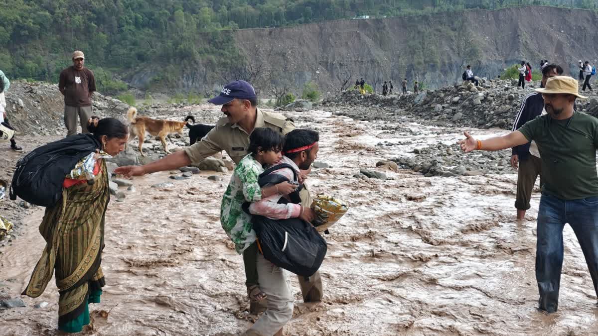 पूर्णागिरि यात्रा मार्ग पर उफनाया बाटना गाड़, पुलिस ने रेस्क्यू कर सैकड़ों श्रद्धालुओं को सुरक्षित निकाला; रामनगर में तूफान और बारिश से बदला मौसम