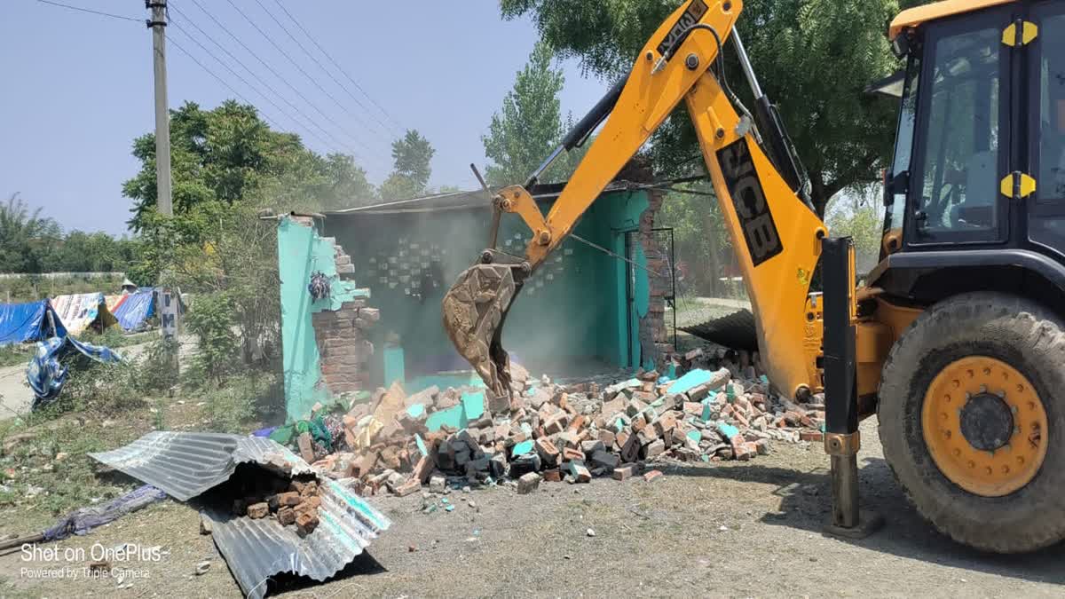 देहरादून में सरकारी भूमि पर बनी अवैध मजार पर चला बुलडोजर, प्रशासन ने की बड़ी कार्रवाई