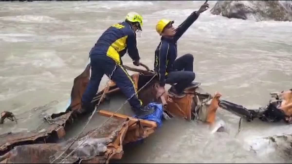 हेलंग के पास दर्दनाक हादसा: अलकनंदा नदी में समाया ट्रक, चालक की मौत