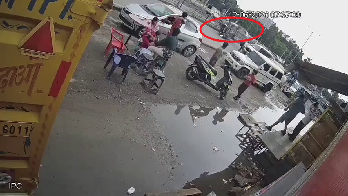 रुद्रपुर में बड़ा सड़क हादसा टला: बस स्टेशन के सामने बेकाबू कार डिवाइडर से टकराकर पलटी, सभी सवार सुरक्षित