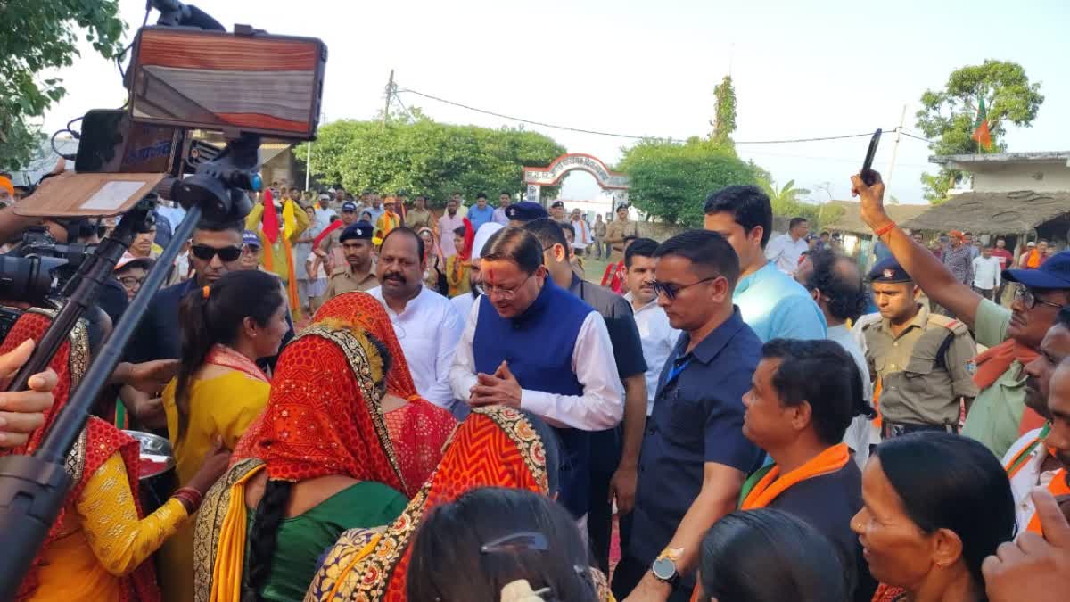 खटीमा पहुंचे सीएम धामी, सीमांत गांव बग्गा-54 के विकास का किया वादा; जनसंवाद में गिनाईं केंद्र और राज्य सरकार की उपलब्धियां