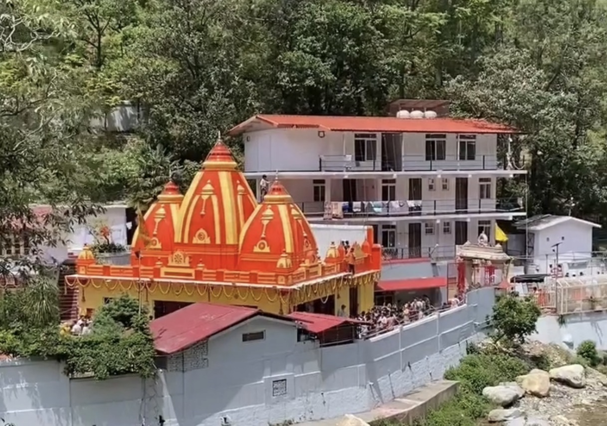 कैंचीधाम मेले से पहले बवाल, दो पुलिसकर्मियों पर छेड़खानी का आरोप; स्थानीय लोगों ने किया चौकी का घेराव