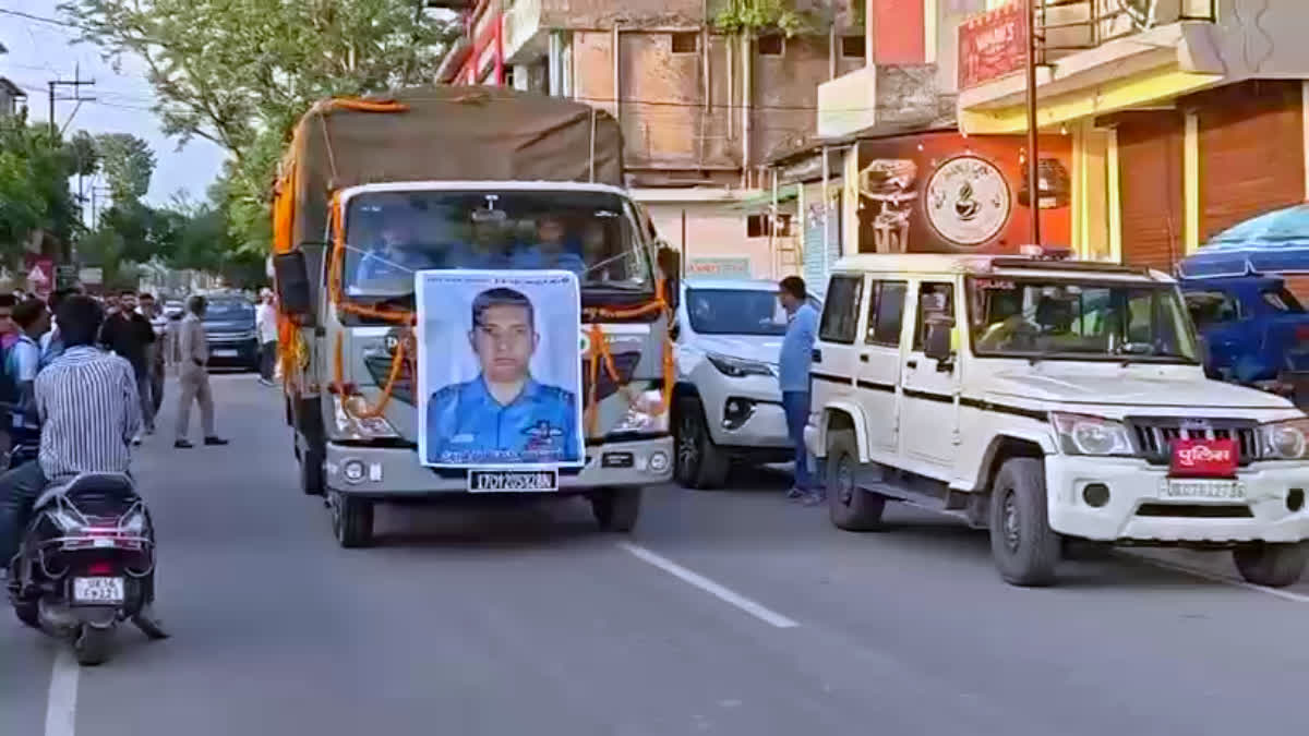 असम विमान हादसे में शहीद स्क्वाड्रन लीडर प्रशांत सिंह को नम आंखों से दी गई अंतिम विदाई ।