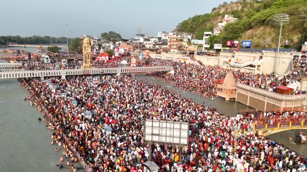 सोमवती अमावस्या पर हरिद्वार में आस्था का सैलाब, हरकी पैड़ी पर उमड़ी रिकॉर्डतोड़ भीड़; हाईवे से घाटों तक जाम
