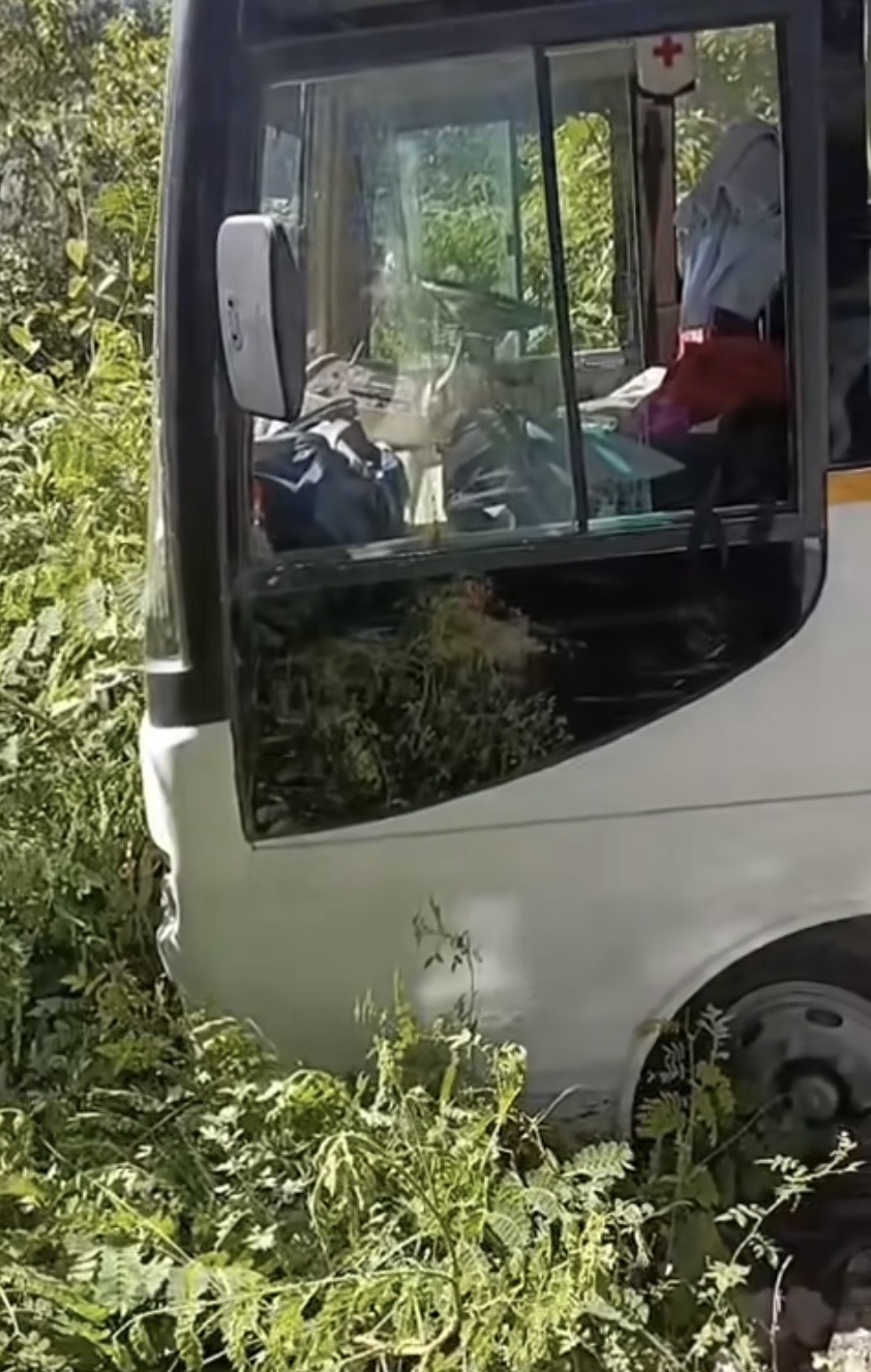केदारनाथ यात्रा मार्ग पर टला बड़ा हादसा, खाई में लटक गई श्रद्धालुओं से भरी बस; 22 यात्रियों की बची जान
