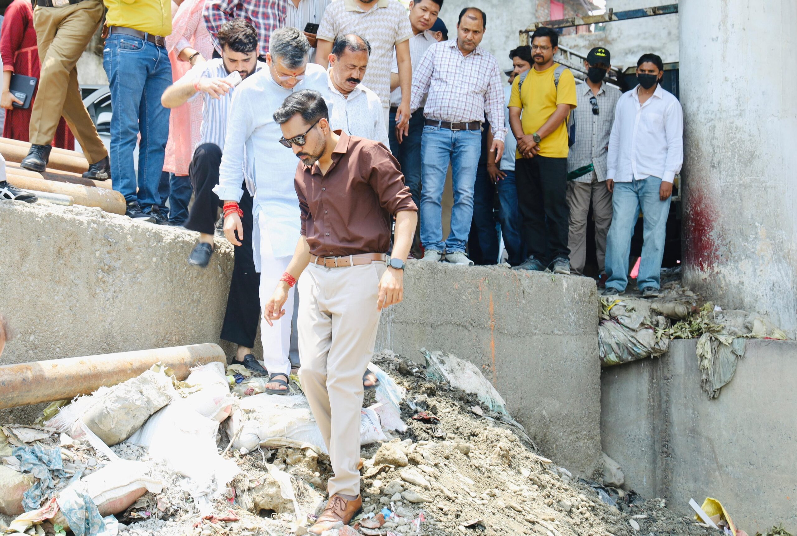रिस्पना नदी पुनरुद्धार अभियान तेज, डीएम आशीष चौहान ने किया सफाई कार्यों का निरीक्षण ।
