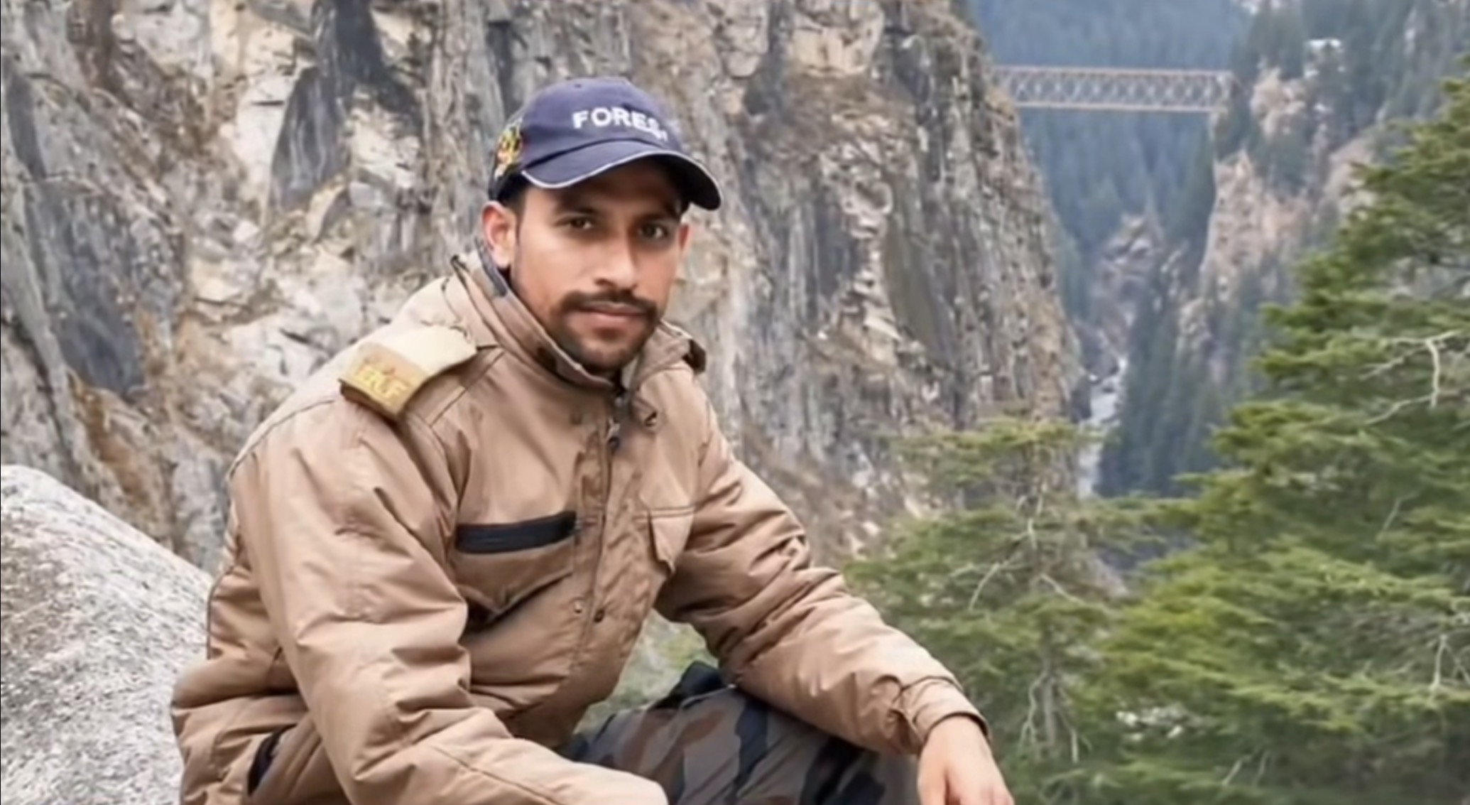 उत्तरकाशी के जंगल में आग बुझाने गया फॉरेस्ट गार्ड नहीं लौटा घर, खाई में मिला शव ।