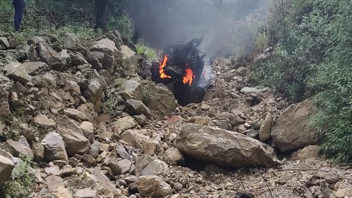 चंपावत में भीषण सड़क हादसा: 250 मीटर गहरी खाई में गिरी कार, आग लगने से दो की मौत, महिला समेत तीन गंभीर घायल