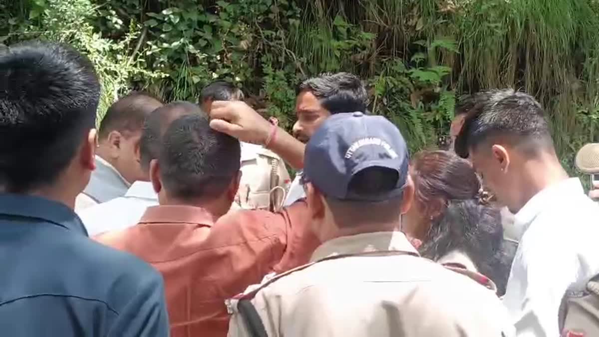 कर्णप्रयाग हिंसा और बदहाल सड़कों को लेकर यूकेडी का महेंद्र भट्ट का घेराव, सरकार से मांगा जवाब