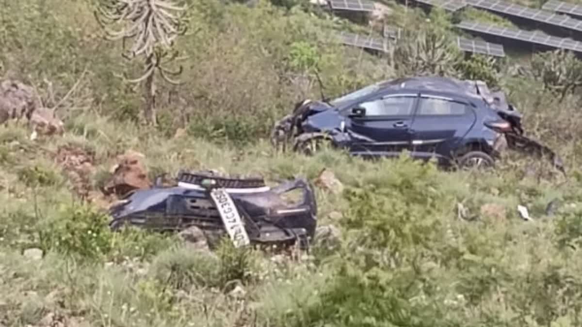 उत्तरकाशी में दर्दनाक सड़क हादसा: 200 मीटर गहरी खाई में गिरी कार, एक युवक की मौत, दूसरा घायल