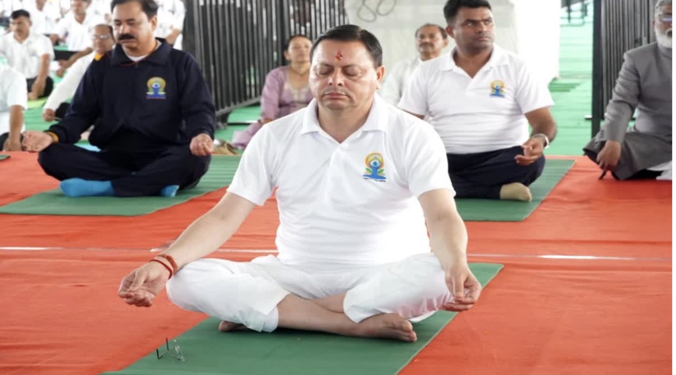 अंतरराष्ट्रीय योग दिवस पर बनबसा में मुख्यमंत्री धामी ने किया सामूहिक योगाभ्यास, योग को बताया स्वस्थ जीवन का आधार