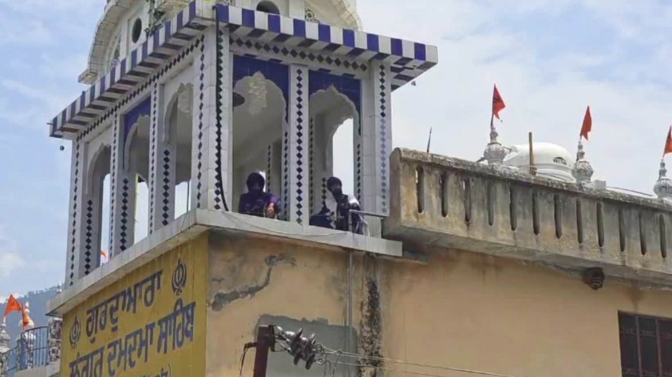 नगरासू गुरुद्वारा विवाद 24 घंटे बाद भी बरकरार, छत पर डटे निहंगों को मनाने में जुटा प्रशासन