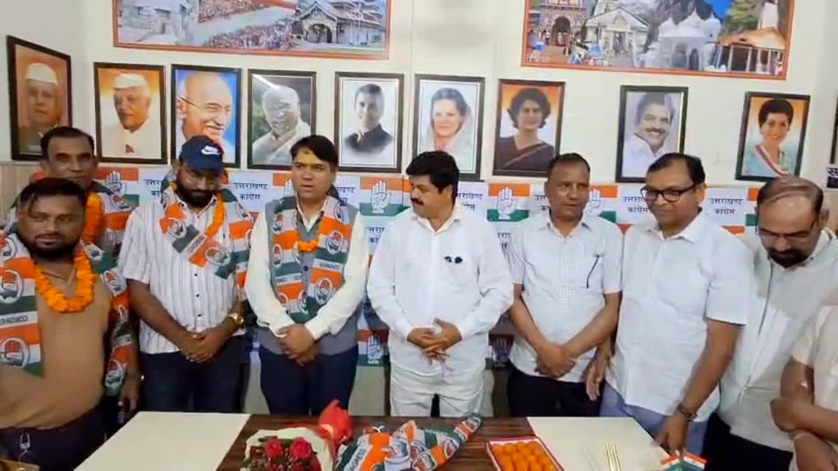 विधानसभा चुनाव से पहले कांग्रेस का कुनबा बढ़ा, पूर्व पार्षद नरेश रावत समर्थकों संग पार्टी में शामिल