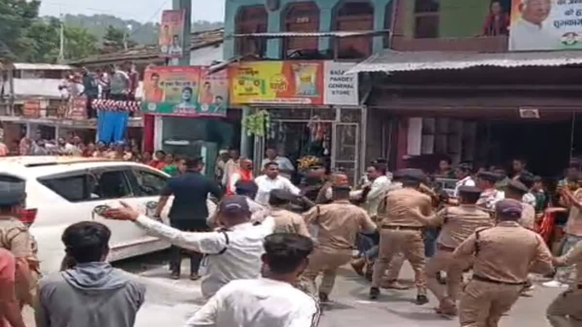 सीएम धामी को दन्या में दिखाए गए काले झंडे, युवा कांग्रेस कार्यकर्ताओं ने काफिले के सामने किया प्रदर्शन