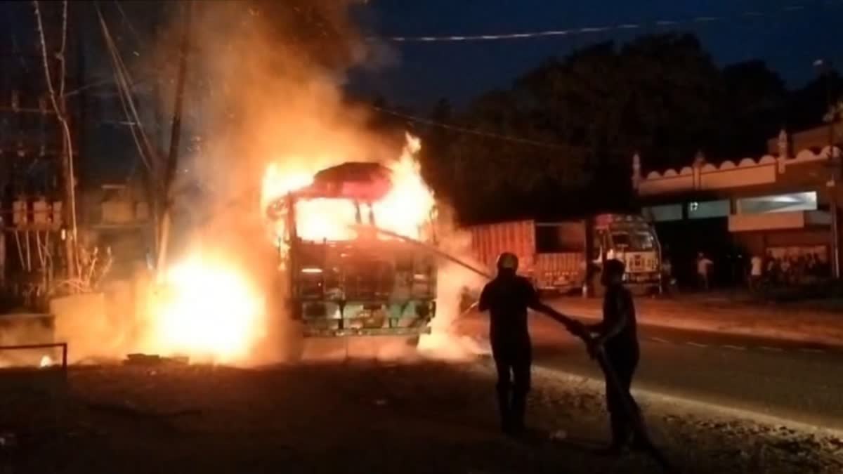 हाई टेंशन लाइन गिरने से ट्रक में लगी भीषण आग, दमकल की सूझबूझ से टला बड़ा हादसा