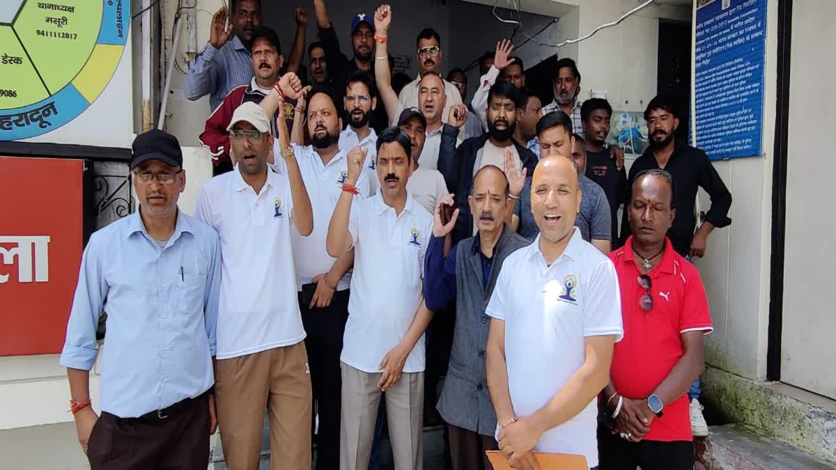 मसूरी में अतिक्रमण हटाने गई पालिका टीम से विवाद, कर्मचारियों ने FIR की मांग को लेकर खोला मोर्चा