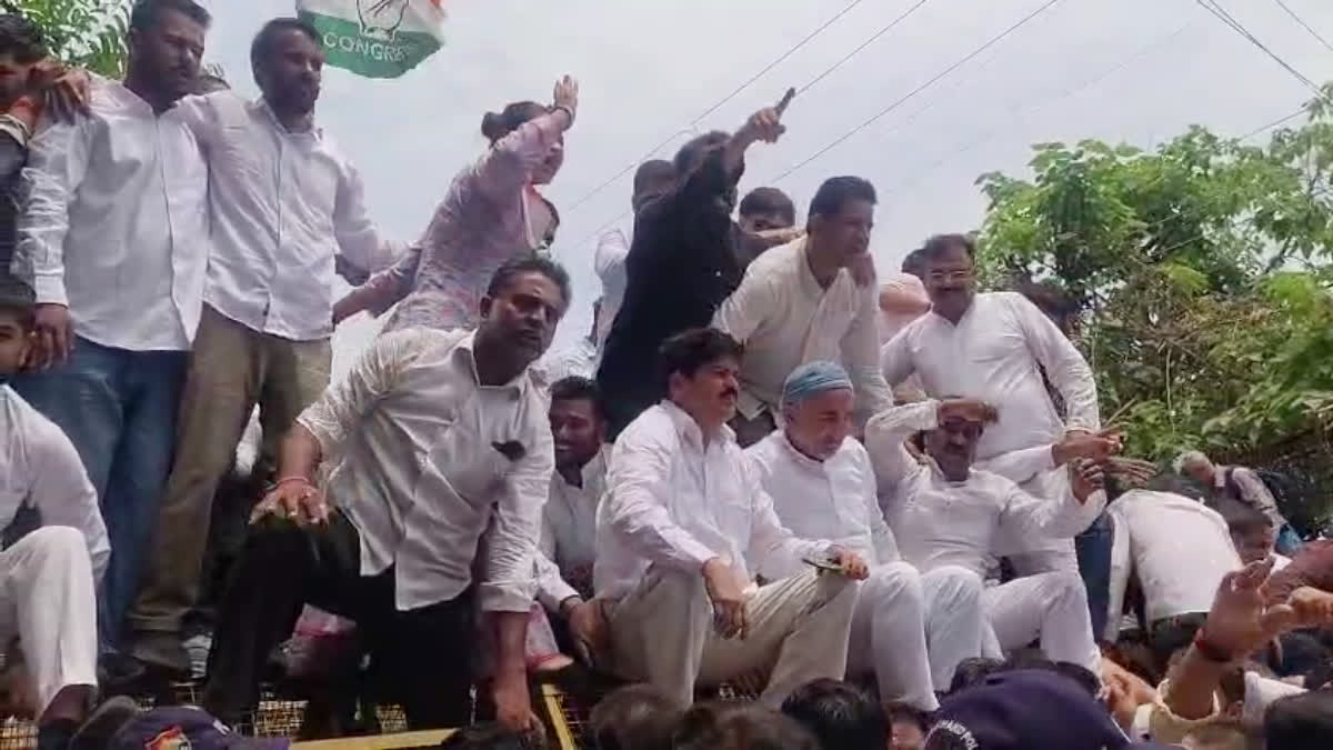 भूमि घोटालों और भू-माफियाओं के खिलाफ कांग्रेस का सचिवालय कूच, गणेश गोदियाल समेत कई नेता हिरासत में ।