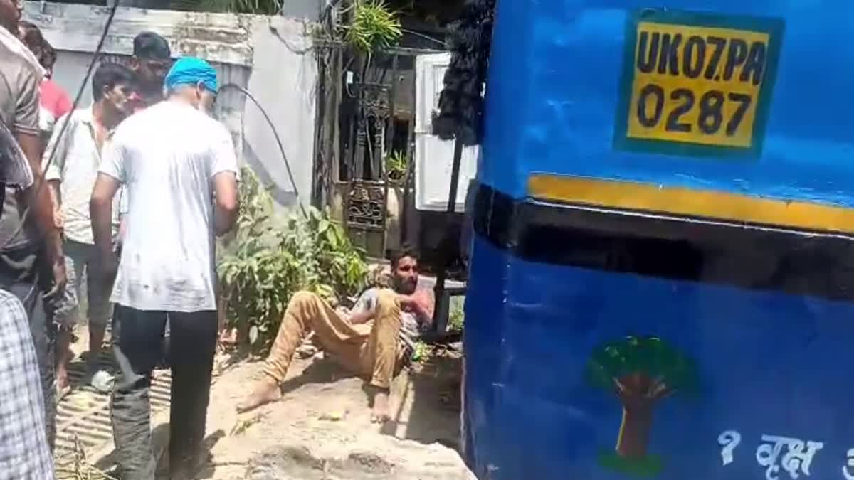 देहरादून में दर्दनाक हादसा: बेकाबू सिटी बस ने फुटपाथ पर बैठे मजदूरों को रौंदा, एक की मौत, चार घायल ।