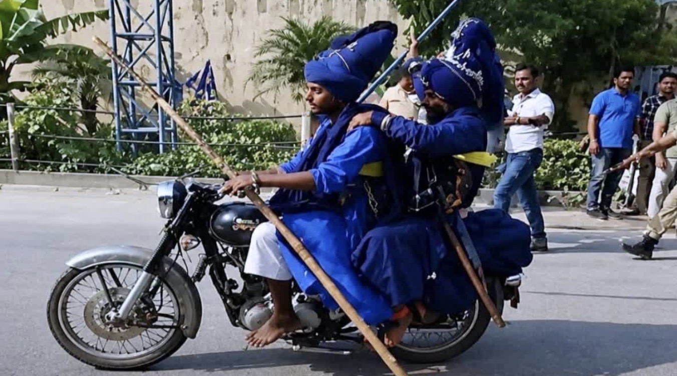 नगरासू गुरुद्वारा विवाद का शांतिपूर्ण अंत: चार दिन बाद छत से उतरे निहंग सिख, प्रशासन ने ली राहत की सांस ।