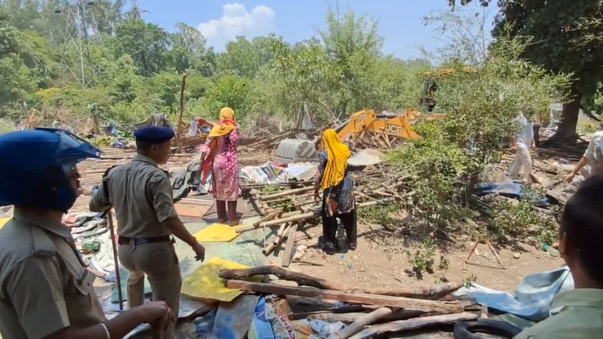 कांवड़ यात्रा और कुंभ से पहले हरिद्वार में बड़ा अतिक्रमण हटाओ अभियान, रेलवे की 10 बीघा जमीन कब्जामुक्त; 50 से अधिक झुग्गियां ध्वस्त ।