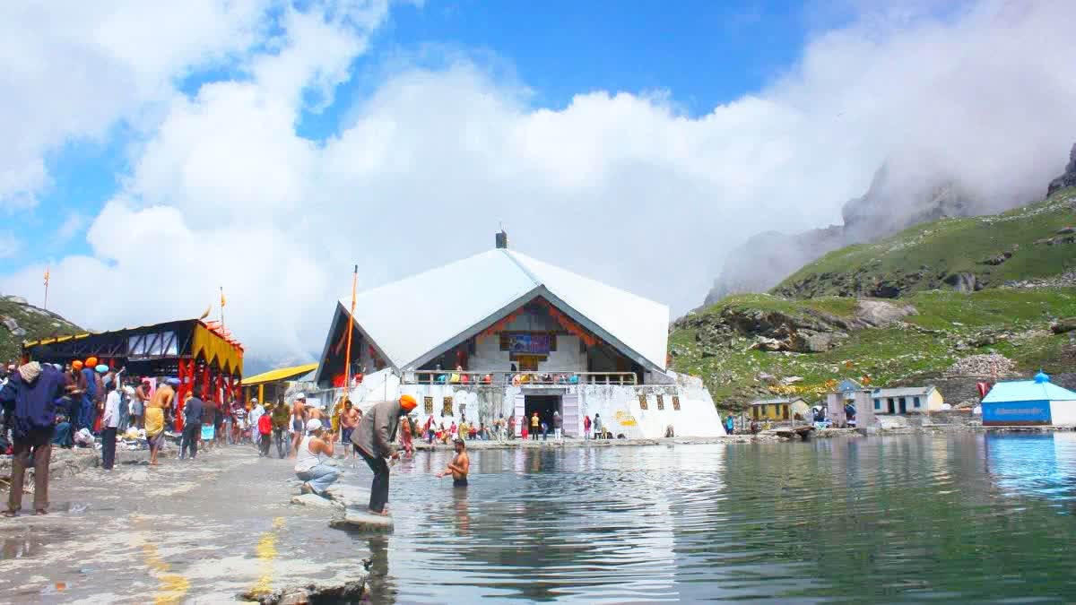 हेमकुंड साहिब यात्रा ने बनाया नया रिकॉर्ड, एक महीने में 1.32 लाख श्रद्धालुओं ने टेका मत्था; हर दिन पहुंच रहे 5 हजार यात्री ।