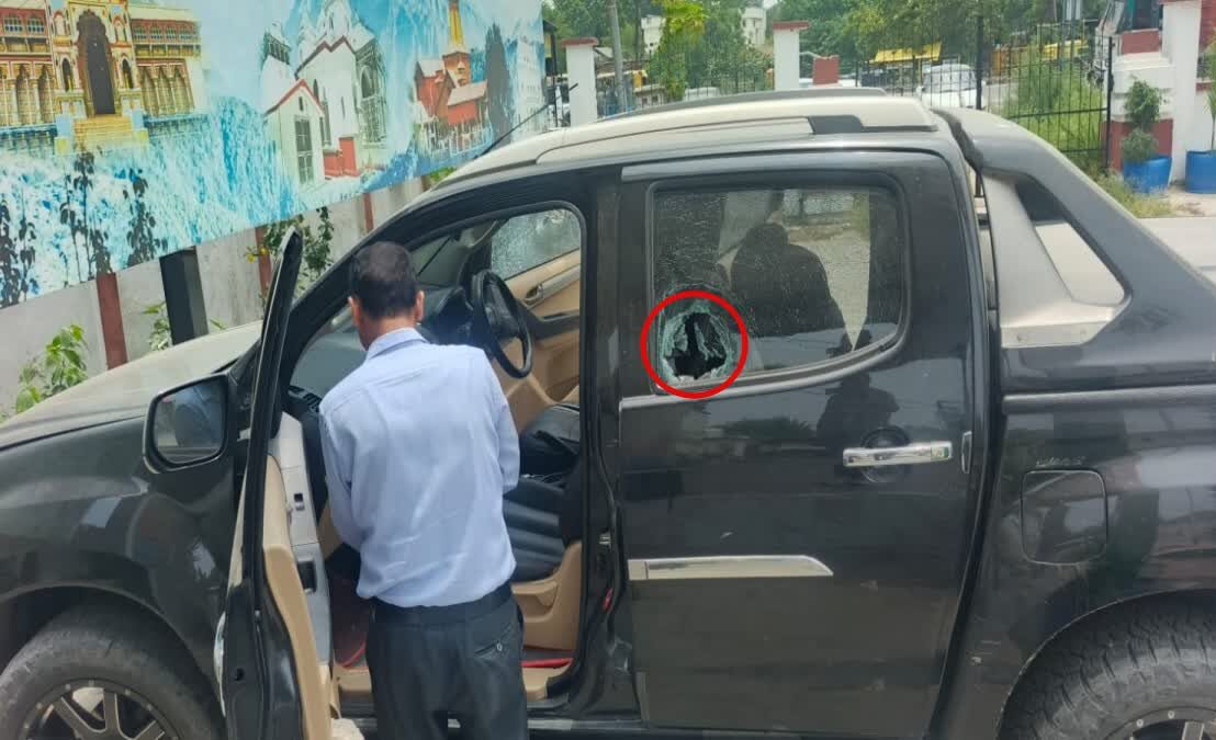 रुद्रपुर में युवक पर जानलेवा हमला, पुरानी रंजिश में कार पर हुई फायरिंग; बाल-बाल बची जान