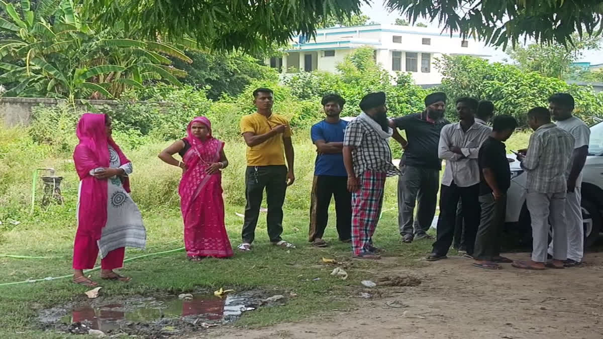 रुद्रपुर में दर्दनाक सड़क हादसा: डिवाइडर से टकराया ऑटो, मजदूर की मौत; तीन बच्चों के सिर से उठा पिता का साया