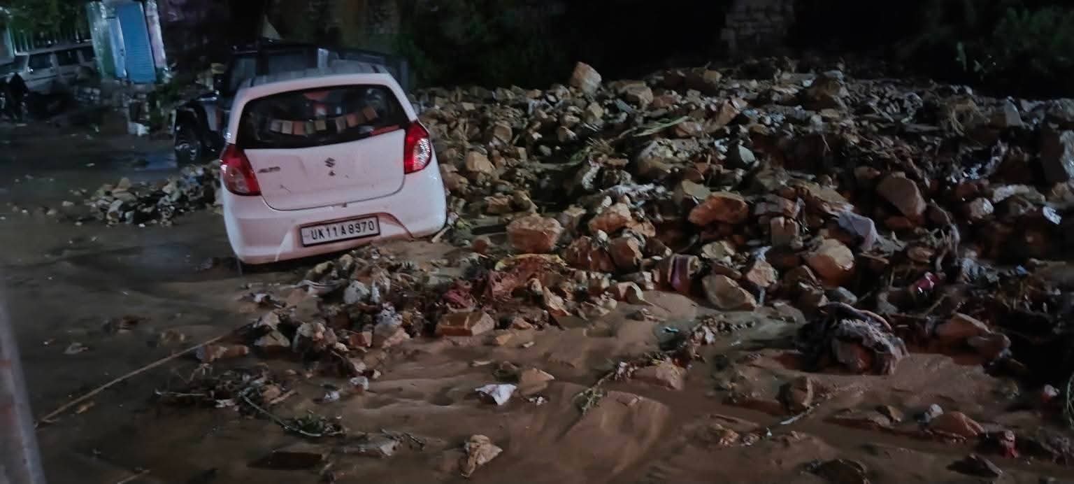 चमोली में बारिश का कहर: नारायणबगड़ बाजार में घुसा मलबा, हाईवे बाधित, दुकानें और स्कूल प्रभावित