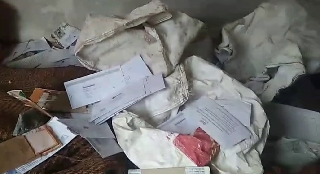 चमोली में डाक विभाग की बड़ी लापरवाही! पोस्टमैन के कमरे से मिली आधार, पैन और एटीएम कार्डों से भरी बोरियां