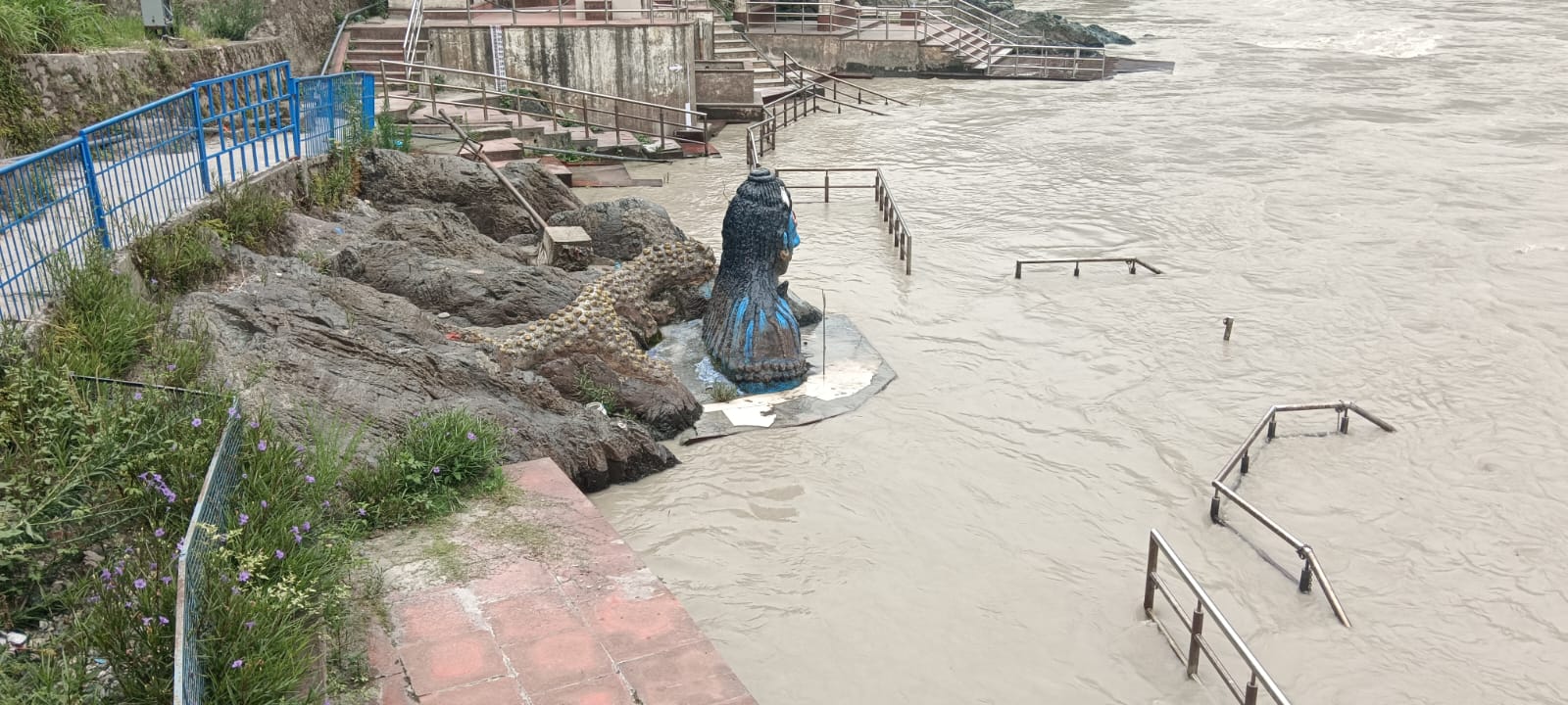 बदरीनाथ धाम क्षेत्र में अलकनंदा का रौद्र रूप, 20-25 मीटर तक फैली नदी; सभी घाट बंद, प्रशासन हाई अलर्ट पर