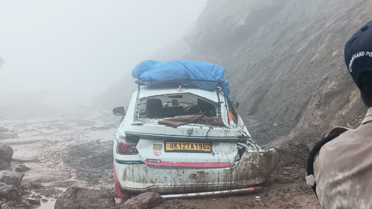 पौड़ी में बड़ा हादसा टला: चलती कार पर पहाड़ी से गिरा मलबा, एसडीआरएफ ने बचाईं एक ही परिवार के 6 लोगों की जान