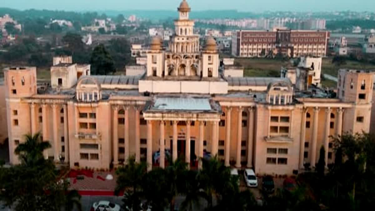 देहरादून में UTU परीक्षा का पेपर लीक! दो सेमेस्टर परीक्षाएं रद्द, हजारों छात्रों पर असर