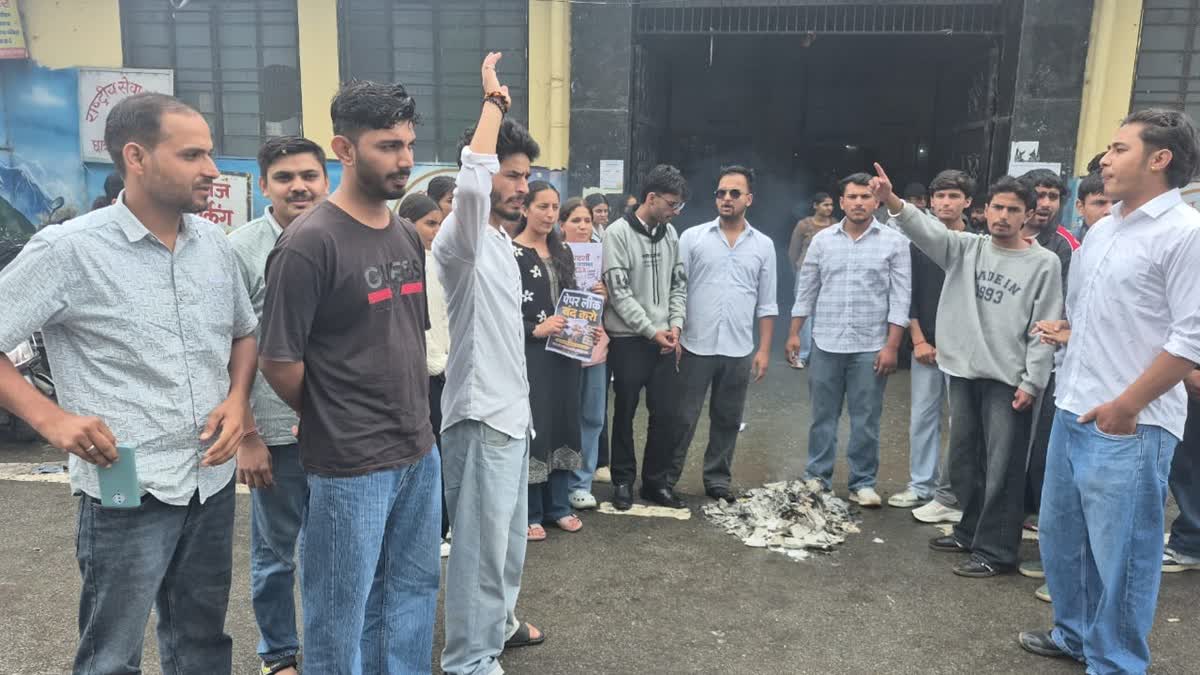 उत्तराखंड में पेपर लीक पर उबाल: गैरसैंण में कांग्रेस-छात्रों का प्रदर्शन, मसूरी में ABVP ने फूंका केंद्रीय शिक्षा मंत्री का पुतला