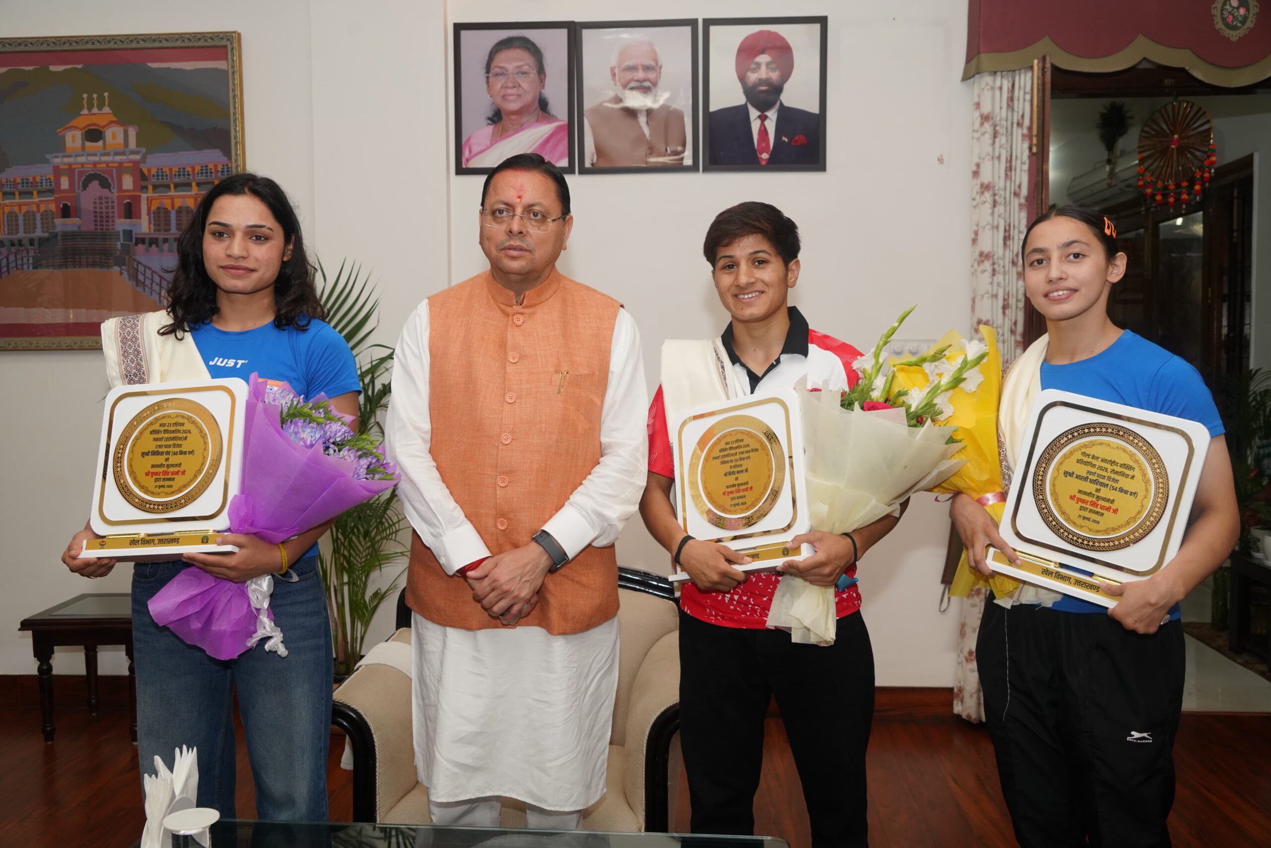 उत्तराखंड की बेटियों का अंतरराष्ट्रीय मुक्केबाजी में दम, सीएम धामी ने किया सम्मानित; निकिता, काजल और आरती की उपलब्धियों को सराहा