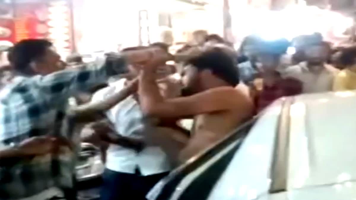 हरिद्वार के अपर बाजार में बेकाबू कार का तांडव: बैरियर तोड़कर घुसी स्विफ्ट, कई वाहनों को मारी टक्कर, लोगों ने पकड़कर युवकों की पिटाई