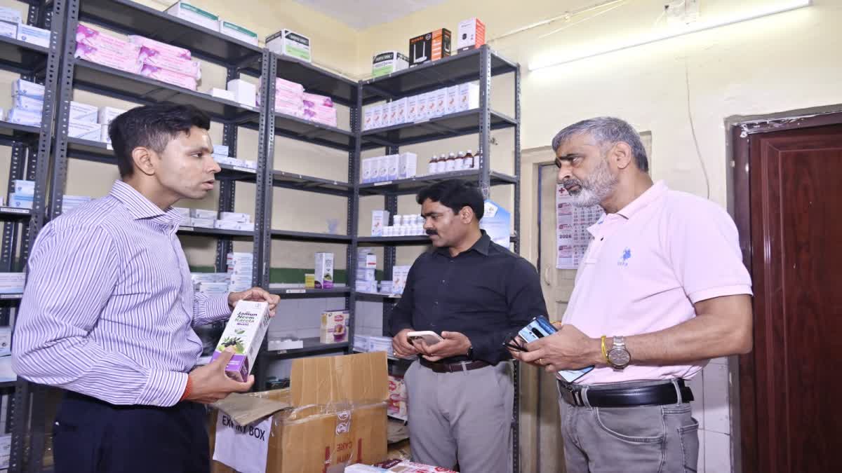 अल्मोड़ा जिला अस्पताल के जन औषधि केंद्र पर डीएम का छापा, ब्रांडेड दवाएं मिलने पर पूरा स्टॉक सील