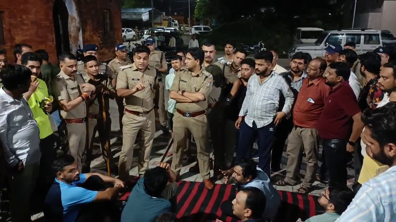 खटीमा: 14 हजार की रिश्वत मामले में गिरफ्तार दो तहसील कर्मियों को छोड़ा गया, 20 घंटे बाद खत्म हुआ आंदोलन ।
