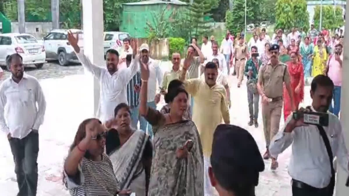 रुद्रपुर में महिला सुरक्षा को लेकर गरमाई सियासत: कांग्रेस का एसएसपी ऑफिस पर जोरदार प्रदर्शन