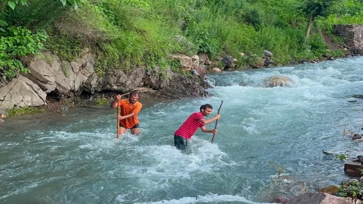 विकासनगर: उफनती अमलावा नदी पार कर जान जोखिम में डाल रहे ग्रामीण, 2013 में टूटा पुल आज तक नहीं बना