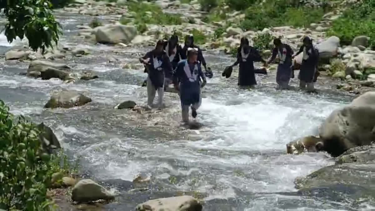 पौड़ी गढ़वाल: एक साल से नहीं बना बहा पुल, स्कूली बच्चे जान जोखिम में डालकर पार कर रहे उफनती मछलाड नदी