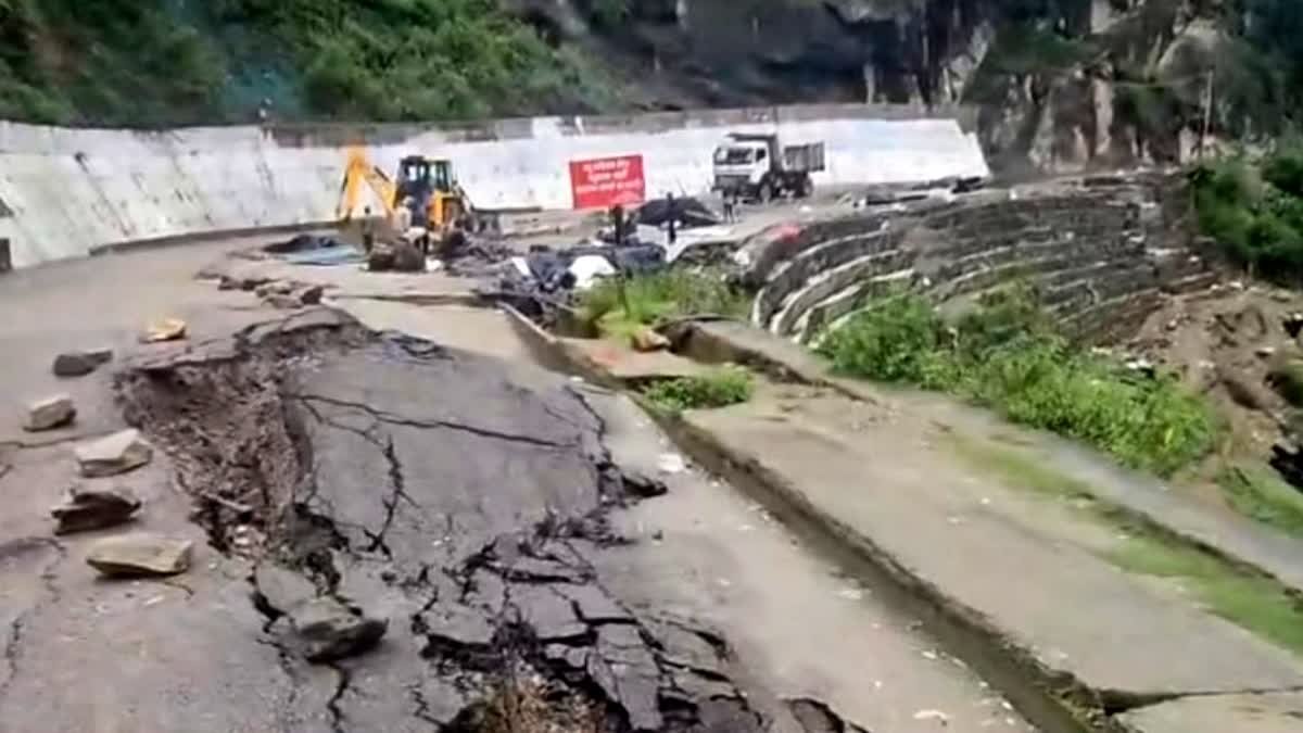 रुद्रप्रयाग: रामपुर बाजार के पास धंस रहा केदारनाथ हाईवे, बाजार पर मंडराया भूस्खलन का खतरा