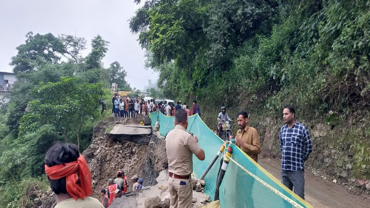 मसूरी-देहरादून मार्ग पर फिर भूस्खलन, पानी वाले बैंड के पास सड़क बंद; वाहनों की लगी लंबी कतार