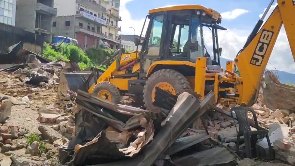 नई टिहरी में ADB का बुलडोजर चला, बौराड़ी बस अड्डे के खोकों पर कार्रवाई से हंगामा; कांग्रेस कार्यकर्ताओं ने किया विरोध